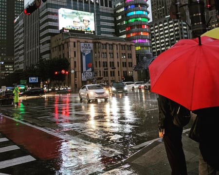 FA19_Semester-in-South-Korea-Sogang-University_Stephanie-Hernandez_William-Woods-University_@le_pony_rogue-_photo-contest_rainy-street-in-seoul copy