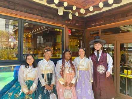 Seoul_FA2022_Gyeongbokgung_and_Hanbok_wearing